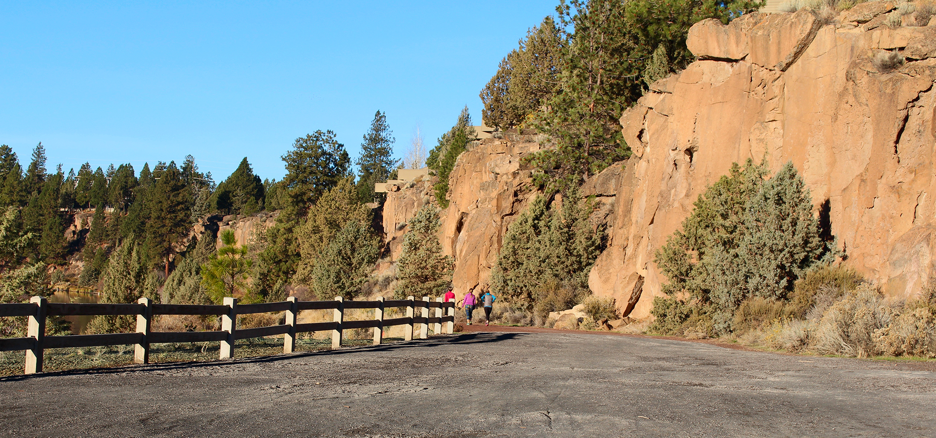 the soft-surface path along the cliffs in the Farewell Bend portion of the Deschutes River Trail.