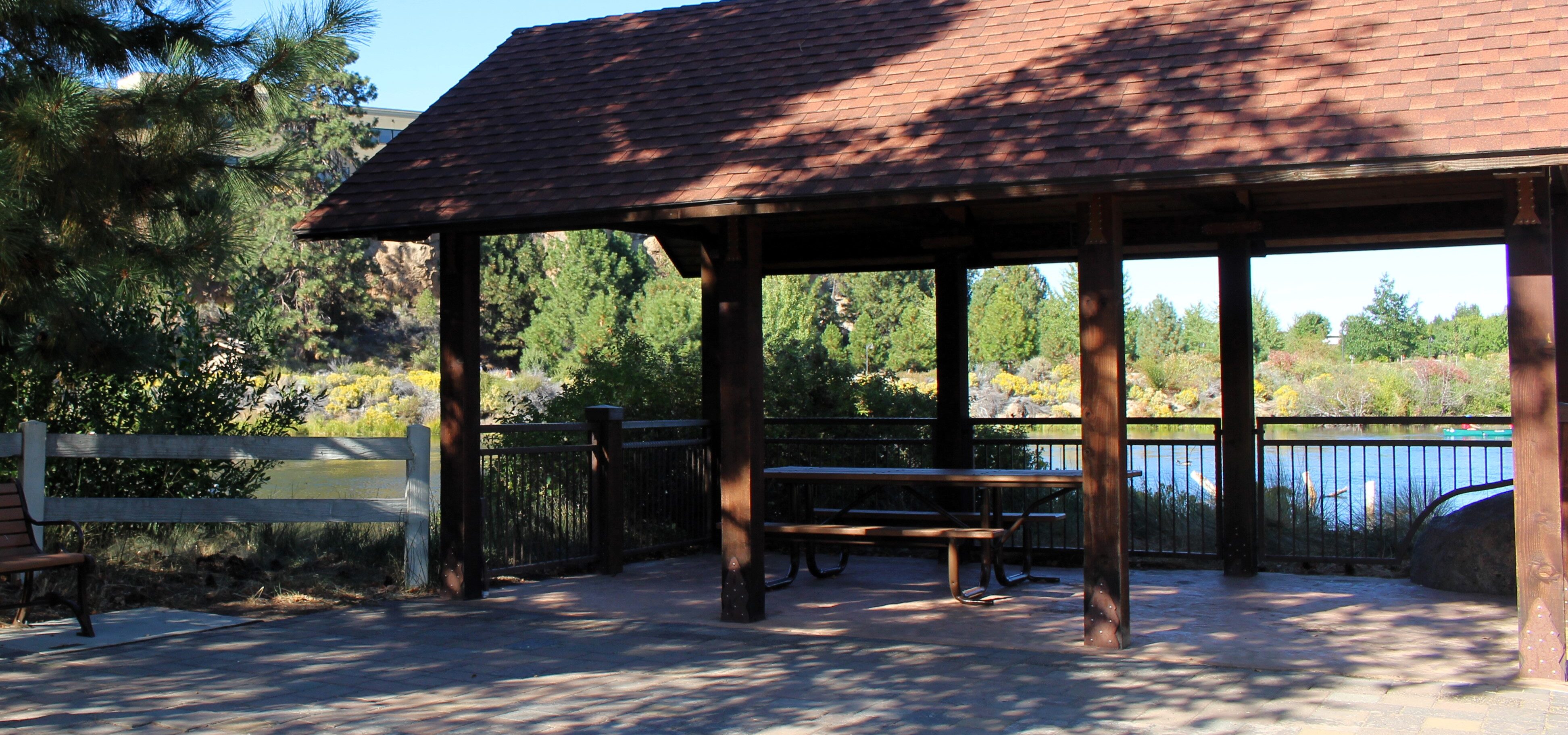 the viewing shelter along the river at farewell bend park