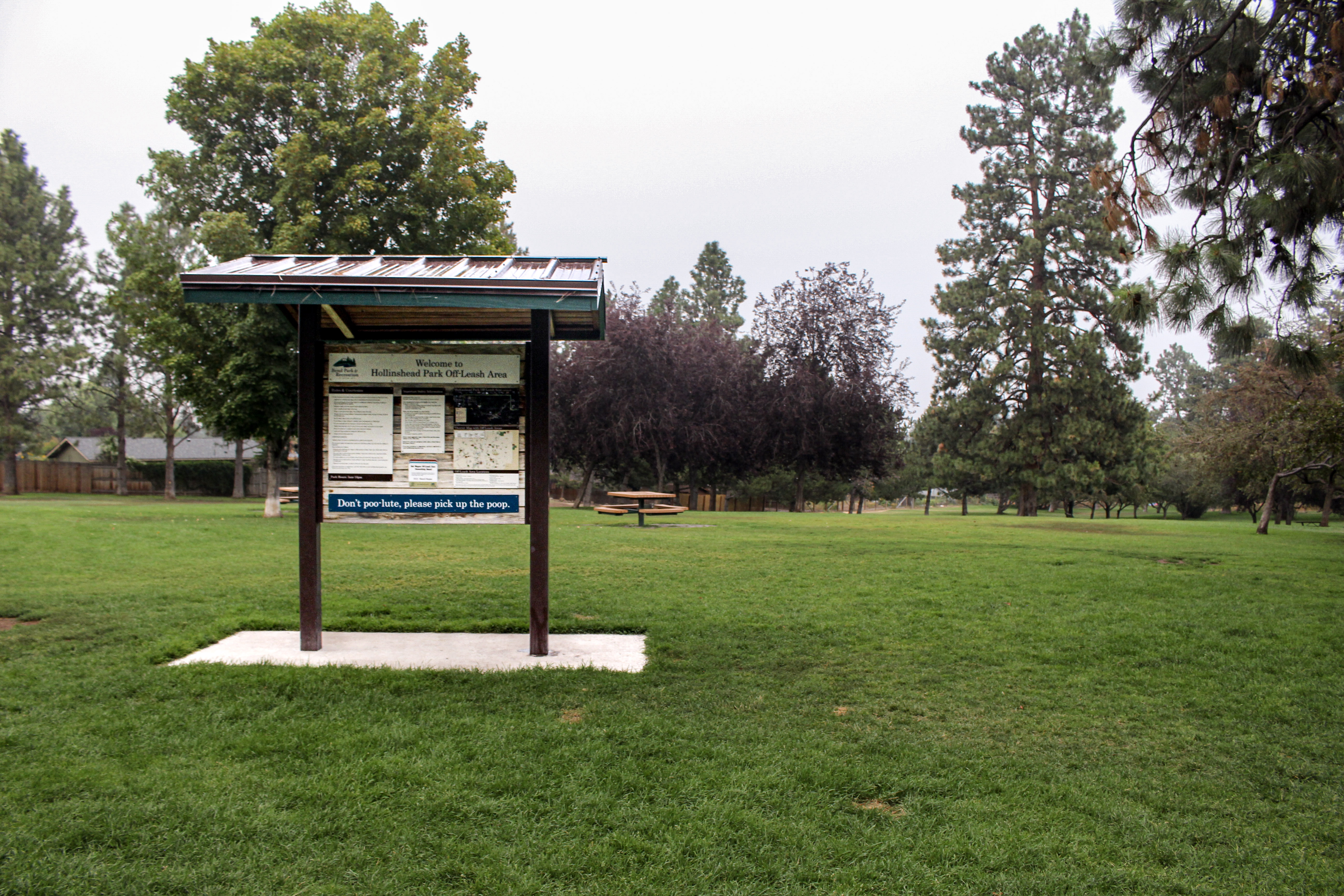 the off leash area sign at hollinshead park