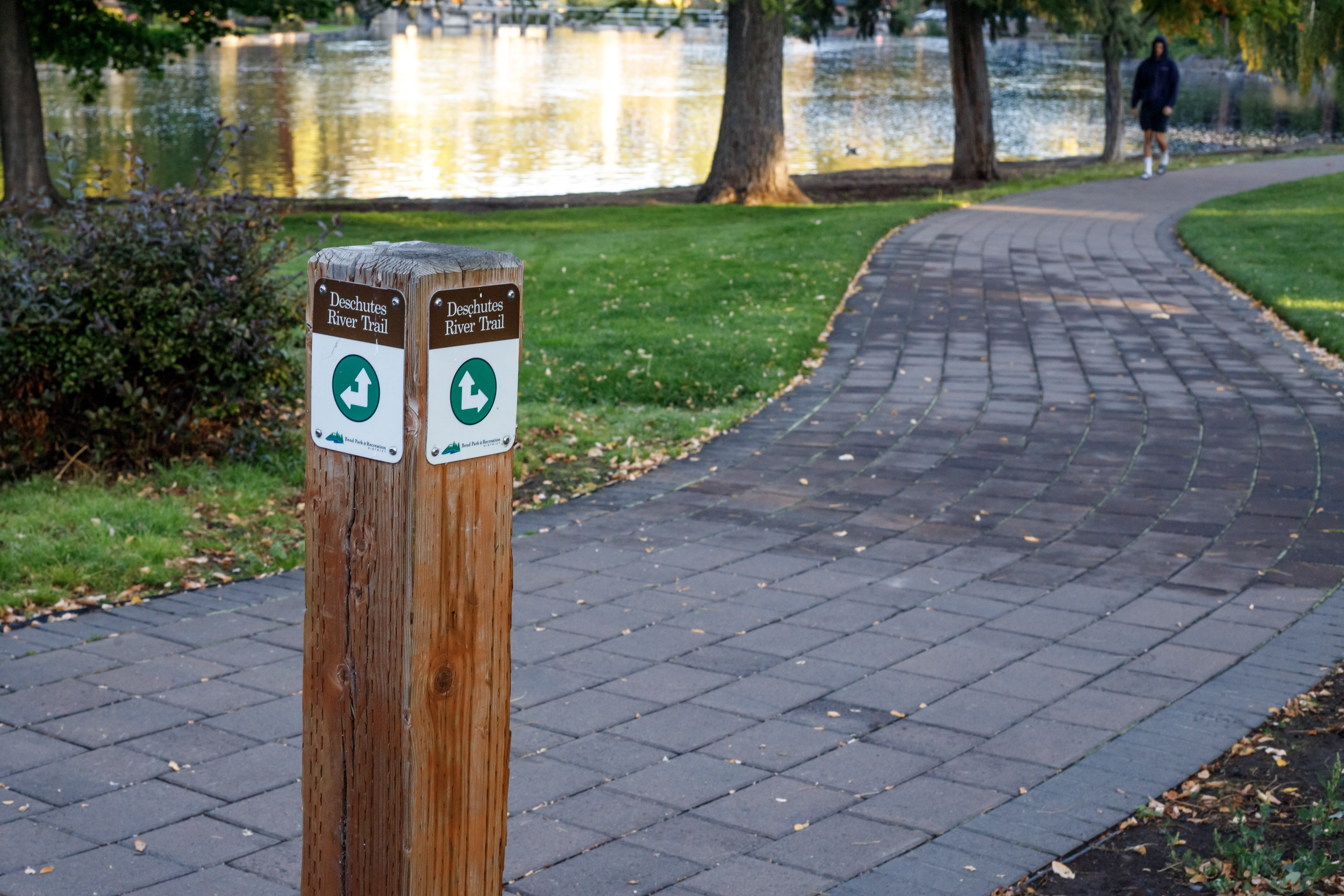 the deschutes river trail along the river