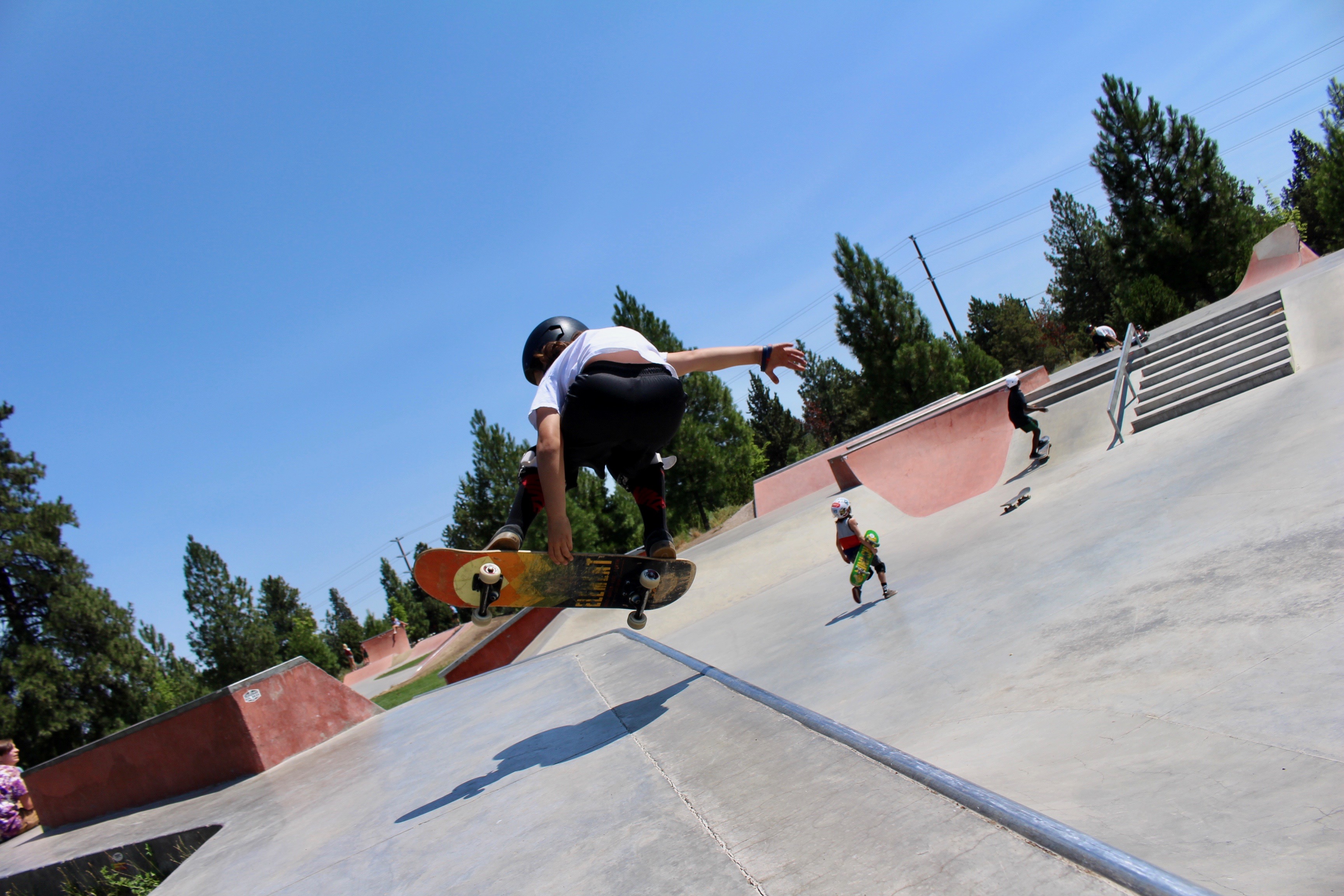 kids skateboarding the ponderosa skatepark