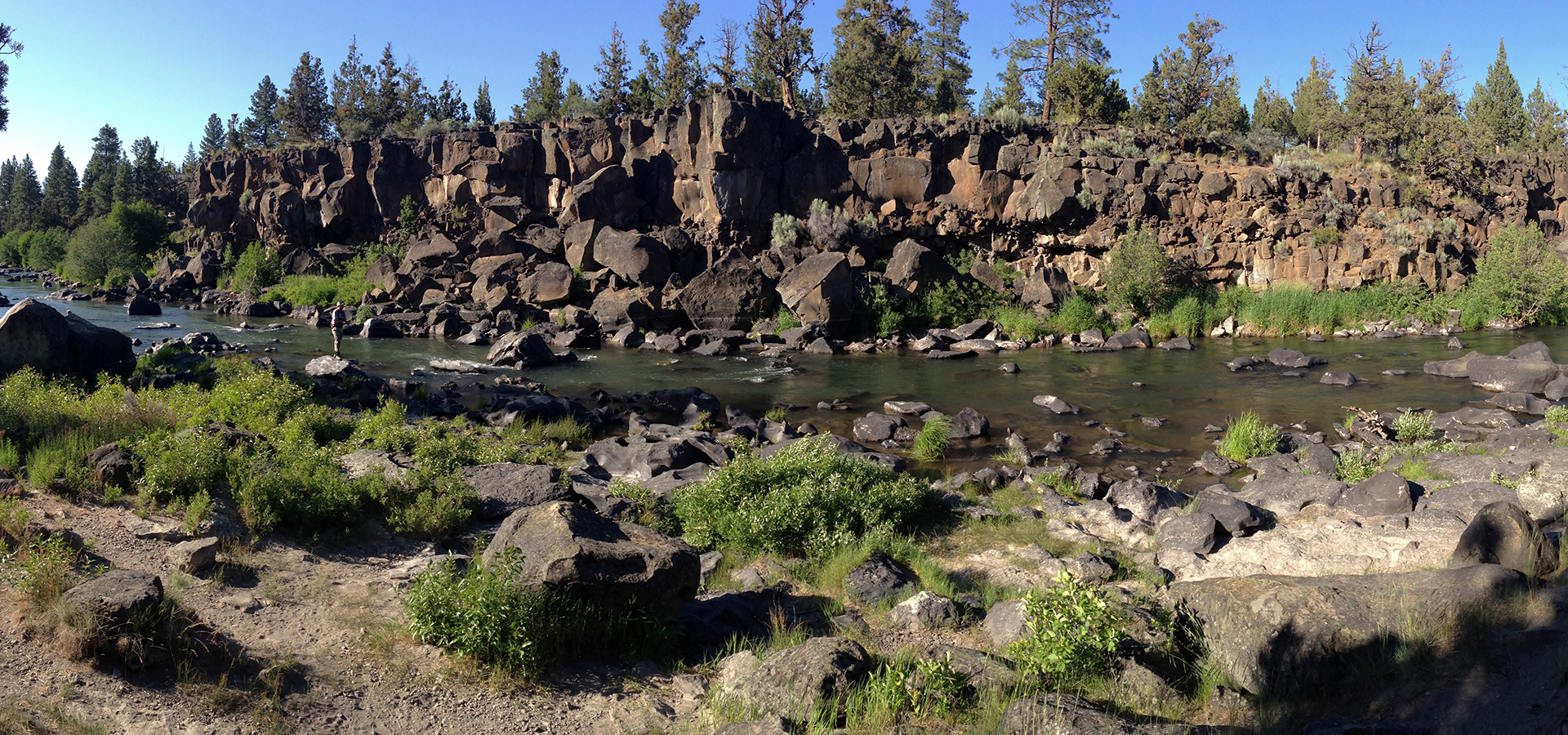 The Deschutes River and rocky cliffs at Sawyer Park.