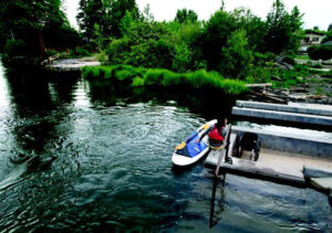 Image of Wheelcahir patron transfering into watercraft