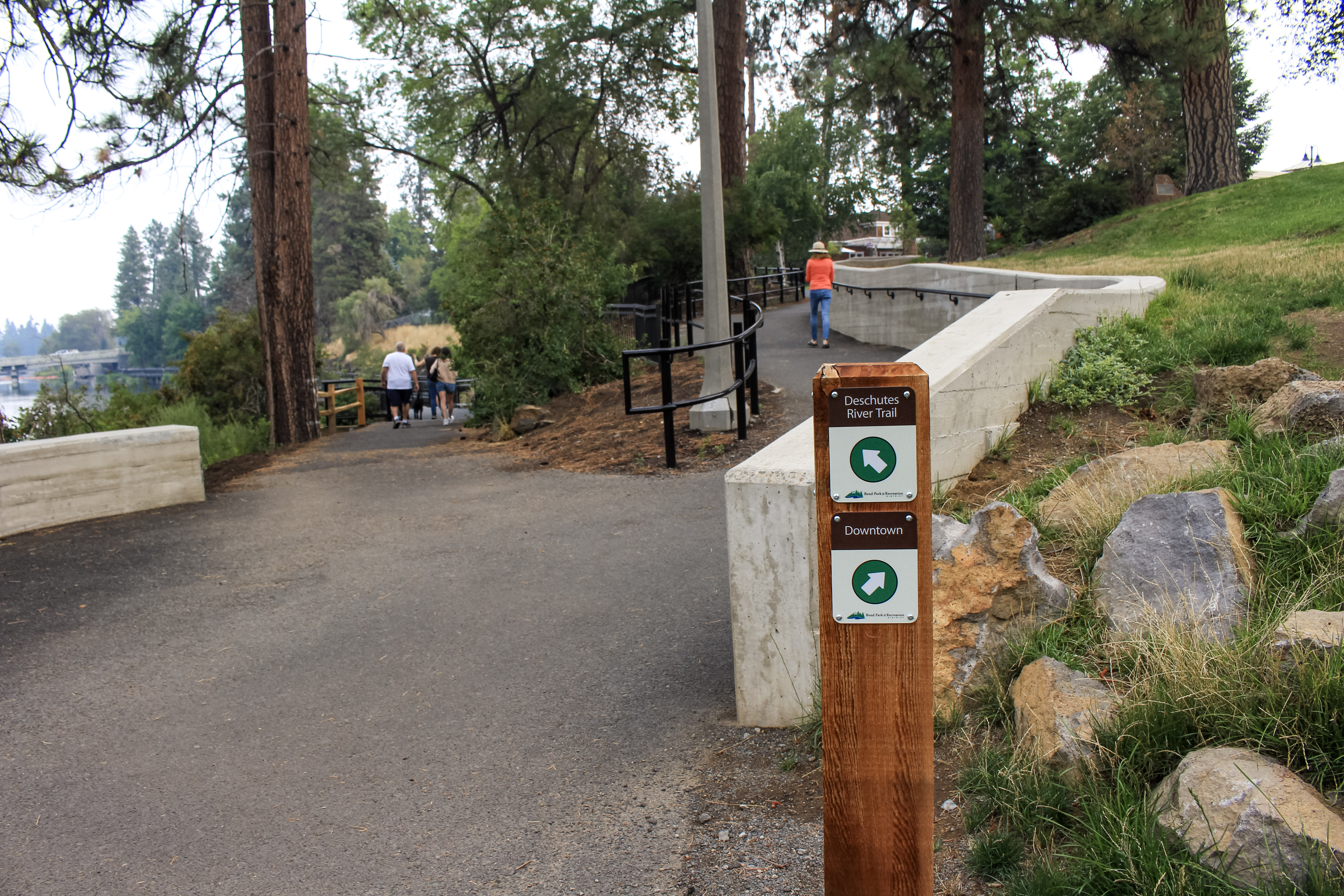 Direction signs in Drake Park
