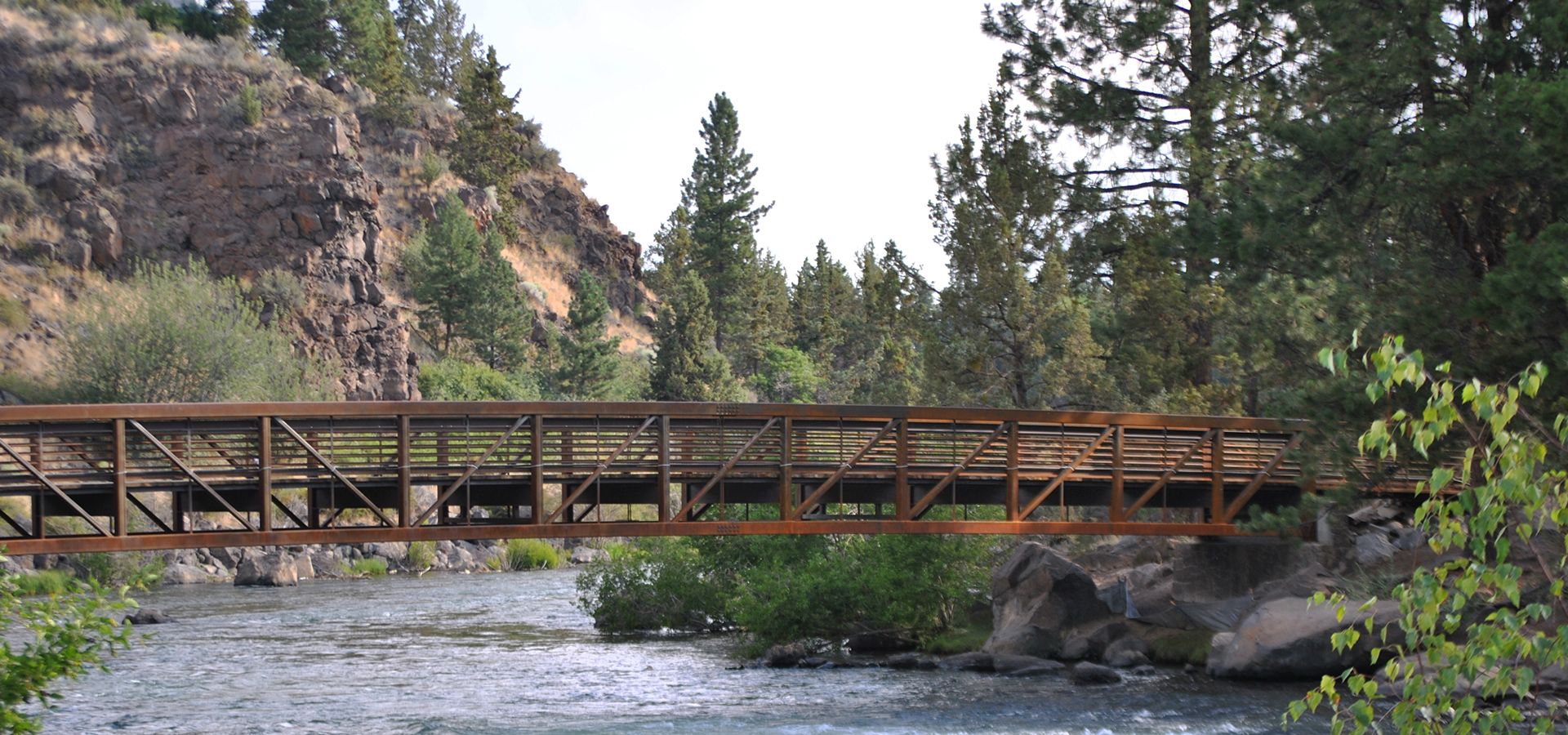 The pedestrian bridge at the Deschutes River.