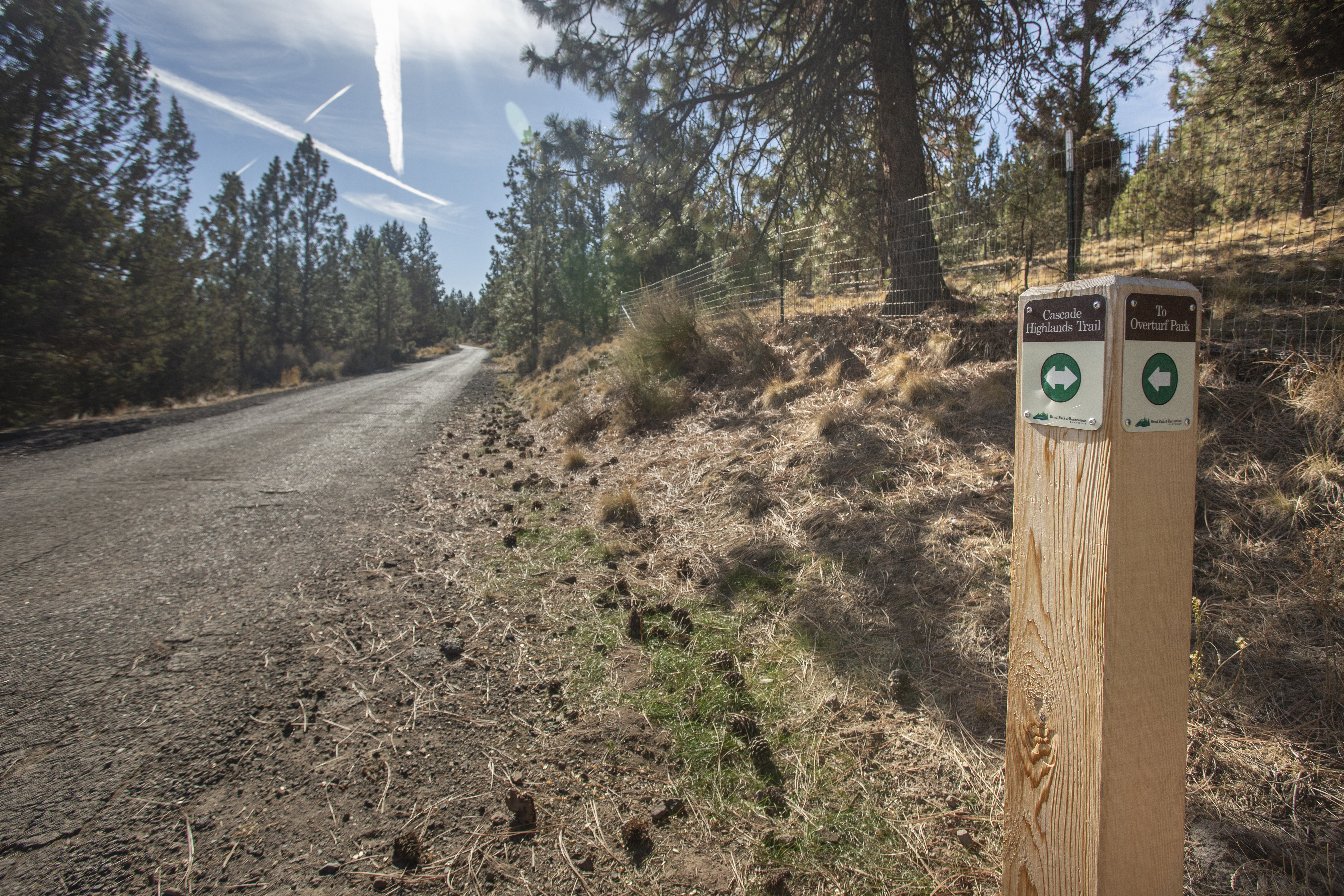 A wayfinding sign for the Cascades Highland trail
