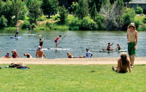 people floating and paddleboarding on the Deschutes River in Bend, Oregon.