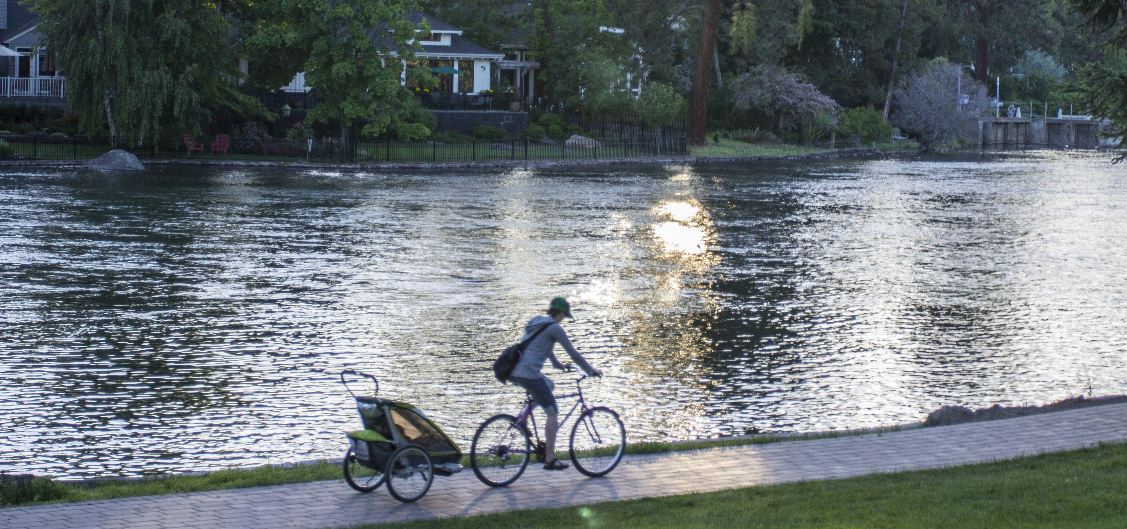 a cyclist and a trailer along the deschutes river
