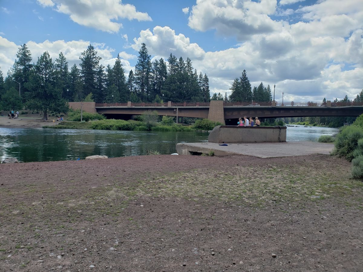 Image of the Deschutes River bank in Farewell Bend Park along the Deschutes River Trail.