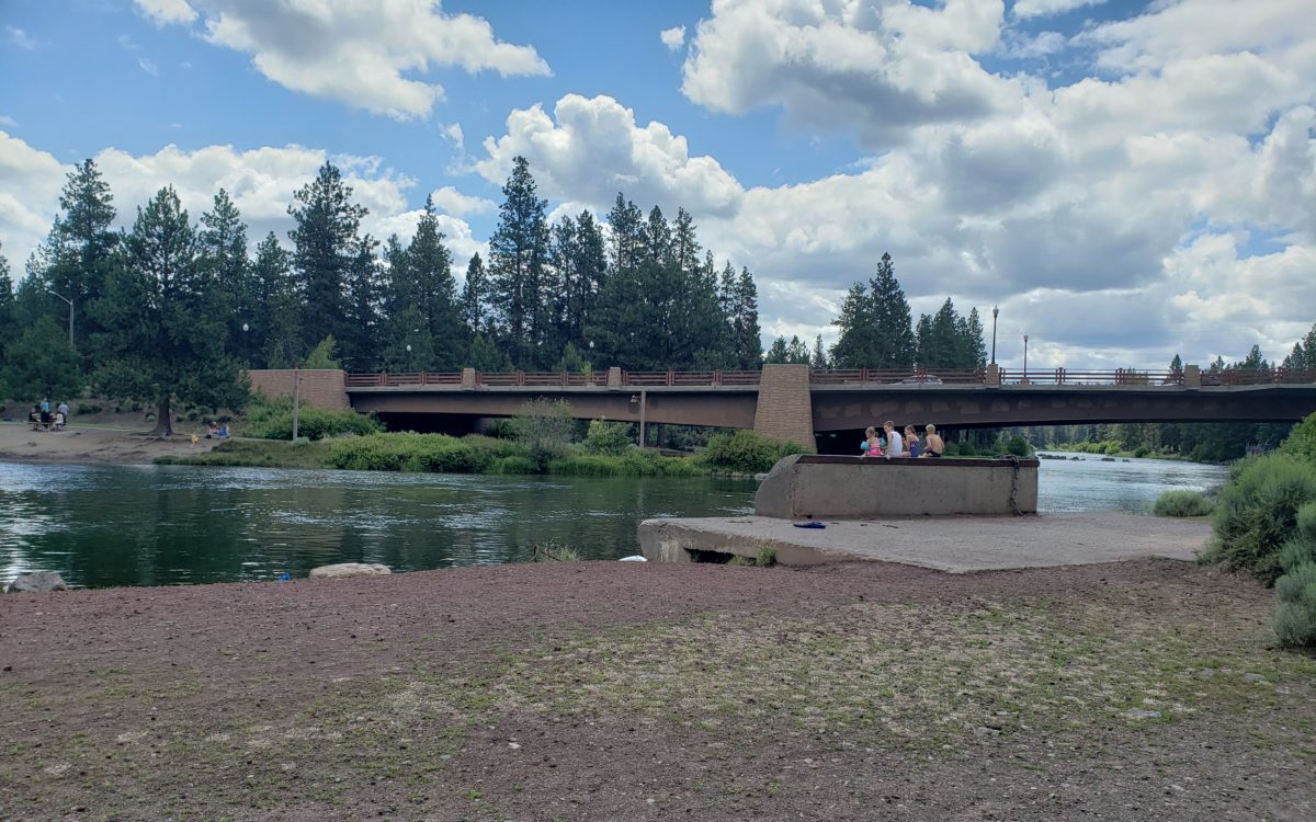 Image of the Deschutes River bank in Farewell Bend Park along the Deschutes River Trail.